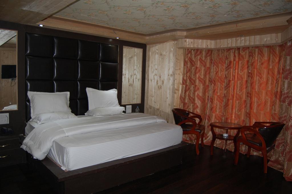 Hotel Zahgeer Continental 古尔马尔格 客房 照片